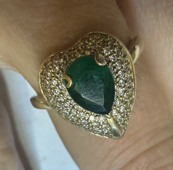 Золотое кольцо с бриллиантами и Изумрудом