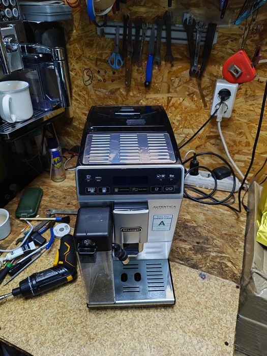Кофемашина, кофеварка DeLonghi Autenticа новый молочник, пробег 3500