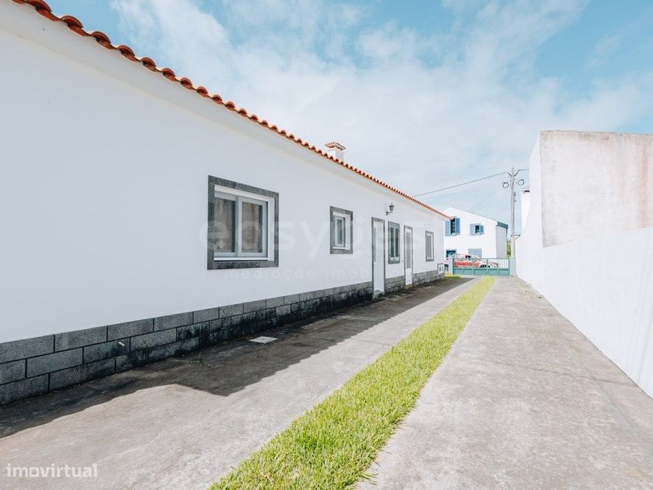 Moradia T4 com garagem nos Mosteiros.