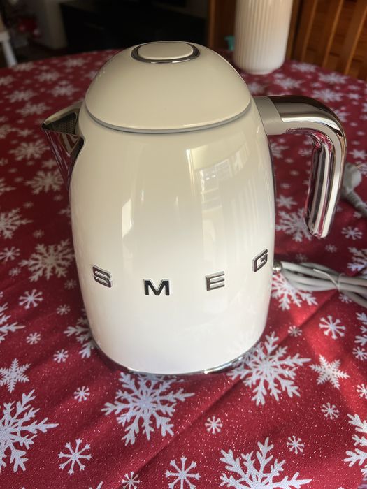 Chaleira Elétrica Smeg • 1.7L • Branca • NOVA