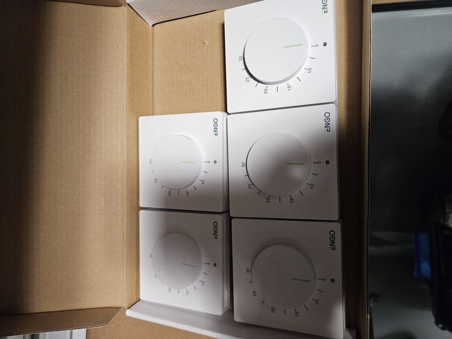Sprzedam komplet 5 termostatów pokojowych ENGO ESIMPLE-230W (230V).