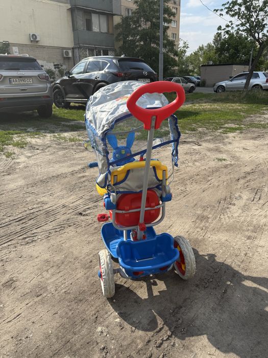 Яскравий дитячий триколісний велосипед