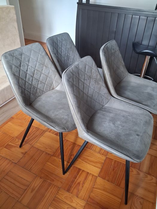Mesa cor wengué e 4 cadeiras