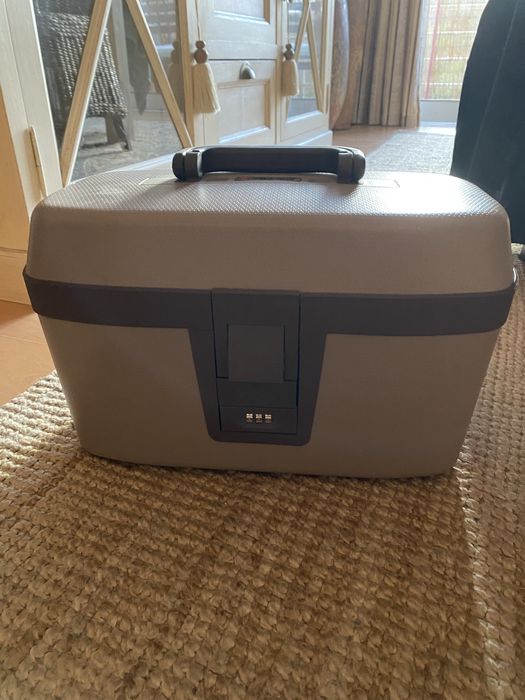 Mala Desley e cor creme escuro