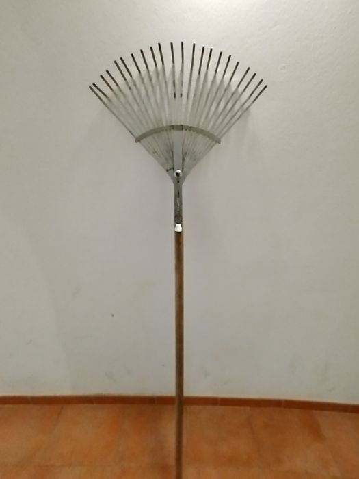 Ancinho de jardim muito bom estado