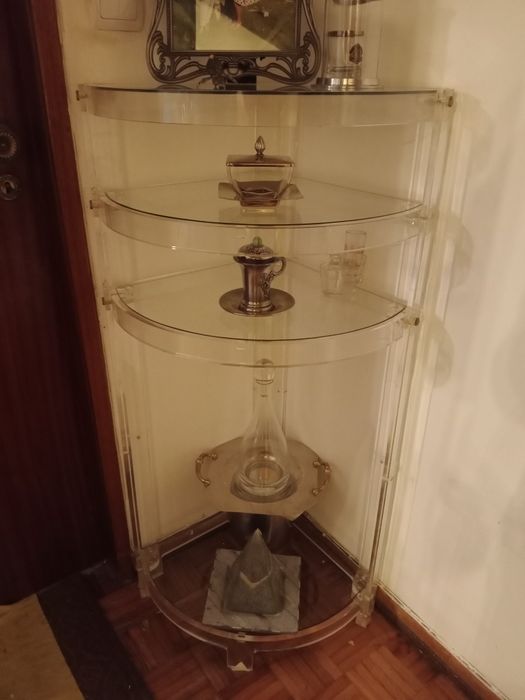 Móvel de canto acrílico