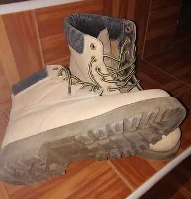 Vendo 1 par de Botas Novas Nº 39