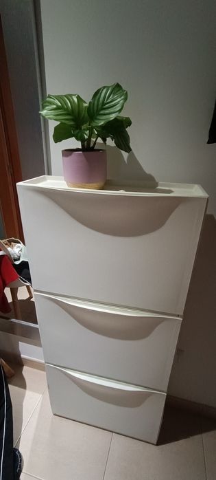 Sapateira ikea em bom estado.