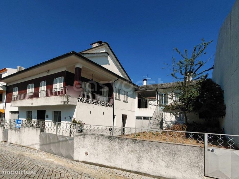 Moradia duplex espaçosa com 5 quartos e varanda - Lagoaça