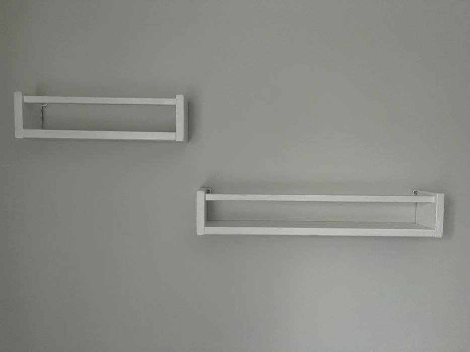 Drewniane białe półki ścienne z drążkiem.