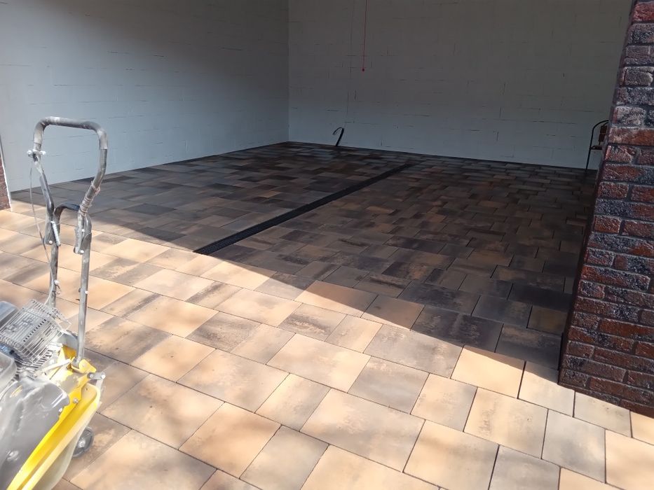 Укладка тротуарної плитки брущятки граніта