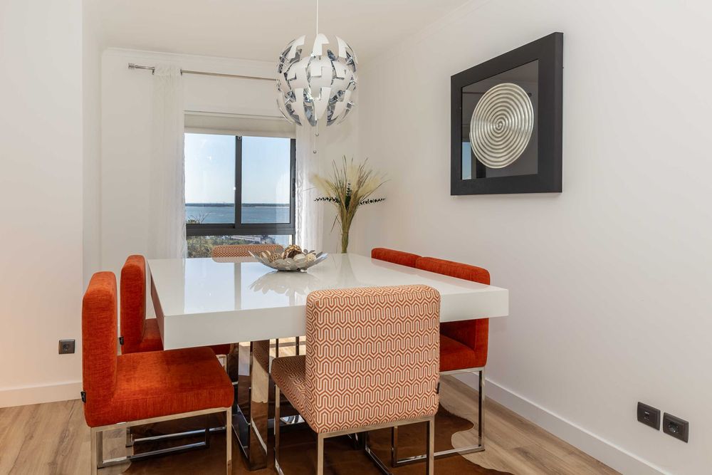 Mesa e cadeiras de estilo Moderno