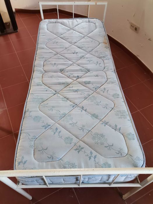 2 Camas em ferro iguais (preço por unidade) (pode formar beliche)