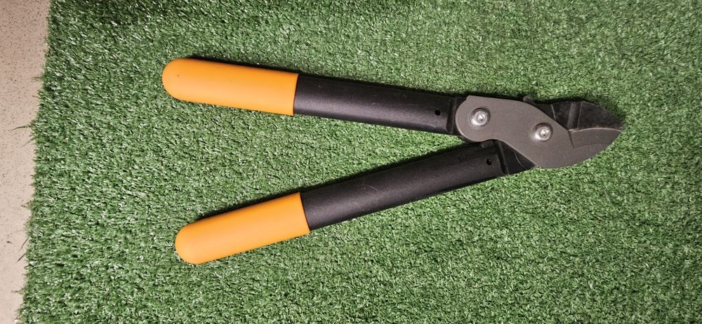 FISKARS Sekator ogrodowy kowadłowy dwuręczn