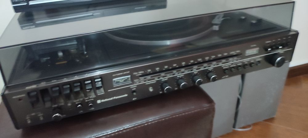 Aparelhagem de som e leitor de CD.