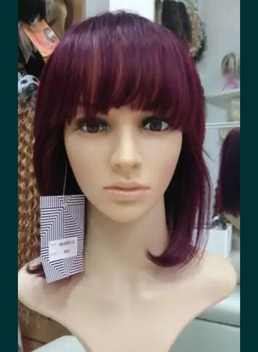 Peruka z włosów naturalnych kolor burgund bob z grzywką