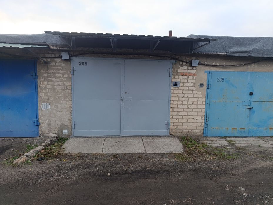 Гараж на 40 років жовтня,за 4 лікарнею.