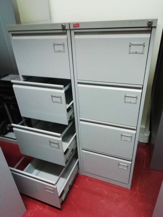 Dois (2) Armários de Arquivo com 4 Gavetas, Cinzentos