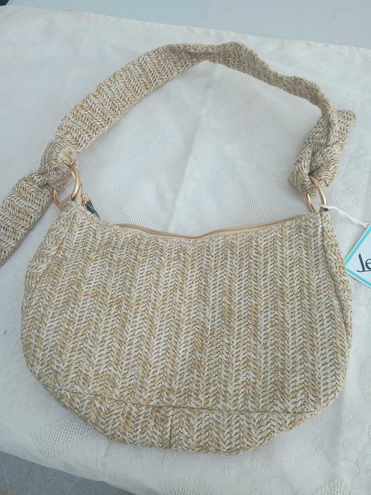 Mala dourada a tiracolo da JETLAG