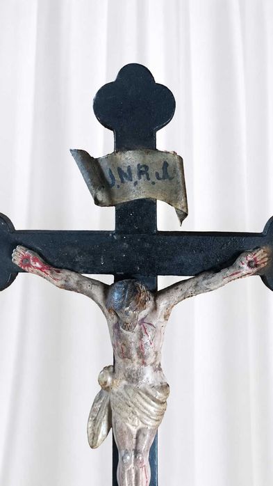 Cruz Antiga de Altar em Madeira com Cristo em Ferro Fundido Policromado – c. 1890–1910