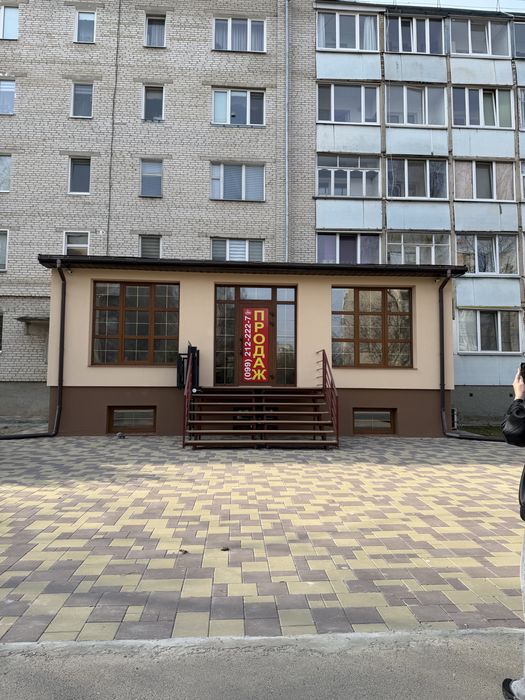 Продаж фасадного комерційного приміщення з ремонтом м. Луцьк