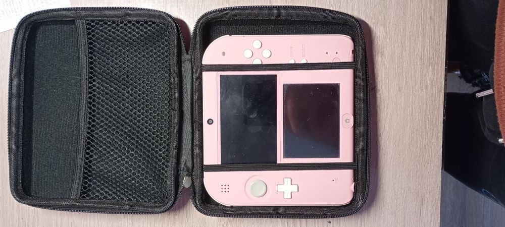 Продам ігрову приставку nintendo 2DS