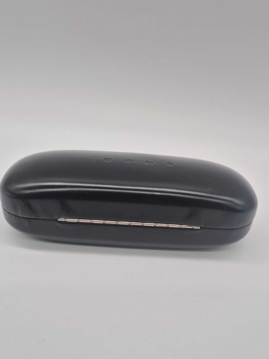 czarne, twarde etui na okulary