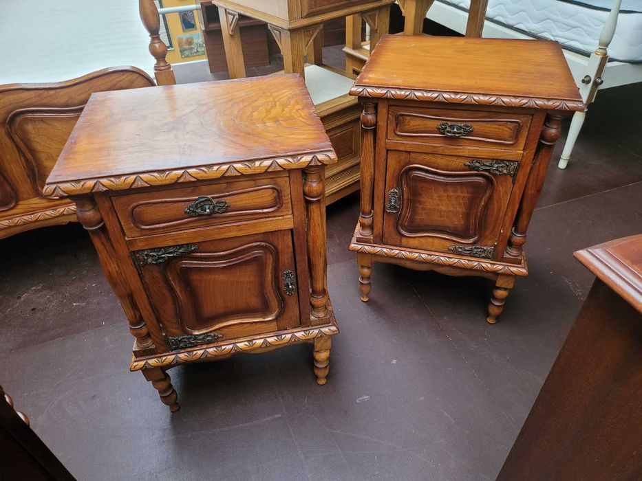 Mesas de cabeceira antigas em madeira - Bom estado geral - Valor un