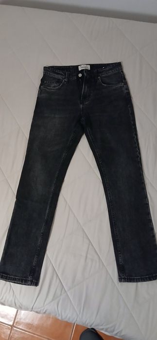 Blusão vermelho Tiffosi. blusão azul e calças de ganga, de crinça.