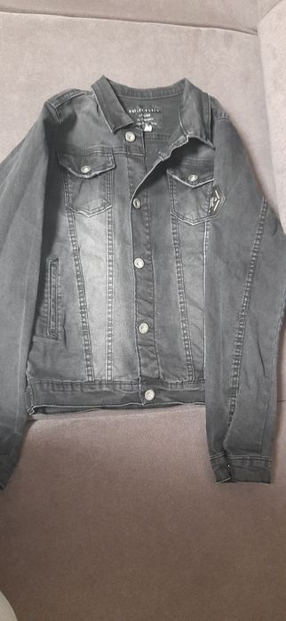 Джинсовий піджак на хлопця.