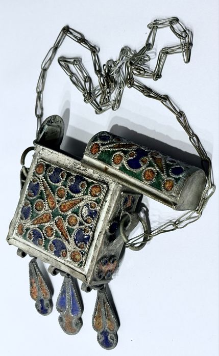 Antigo colar caixa de orações berbere “Hirz”em metal branco esmaltado