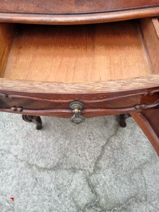 Duas mesinhas de cabeceira muito antigas.