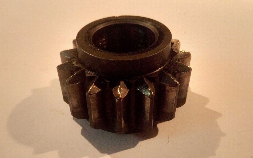 Малая шестерня заднего хода ВАЗ классика 2101-07 (15 зубов)