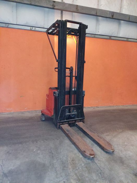 Empilhador a trabalhar