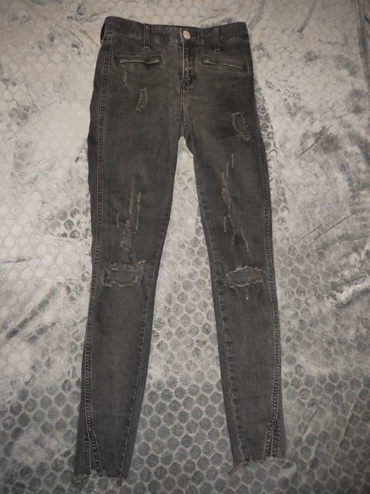 Nowe spodnie damskie jeans z dziurami.