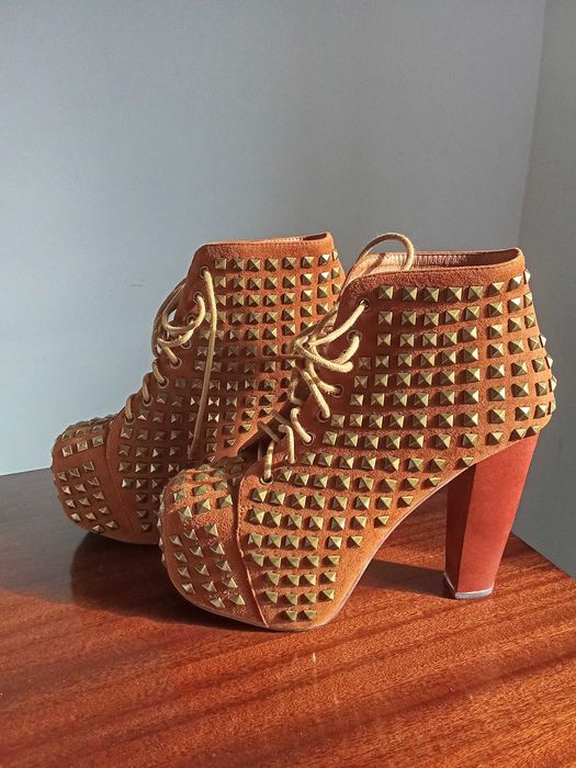 Botim de salto alto em camurça...