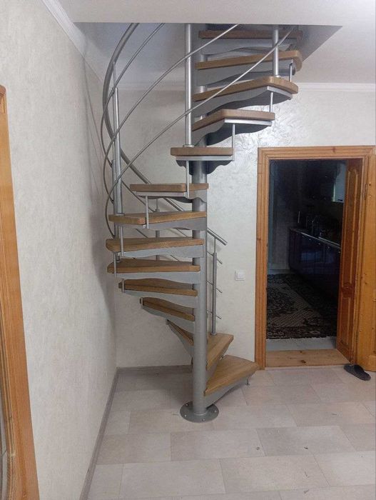 Сходи на замовлення металеві каркаси дерев'яні сходинки