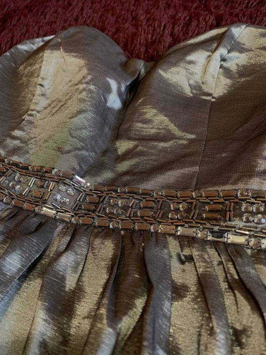 Шикарна міді сукня з блискучим поясом на випускний