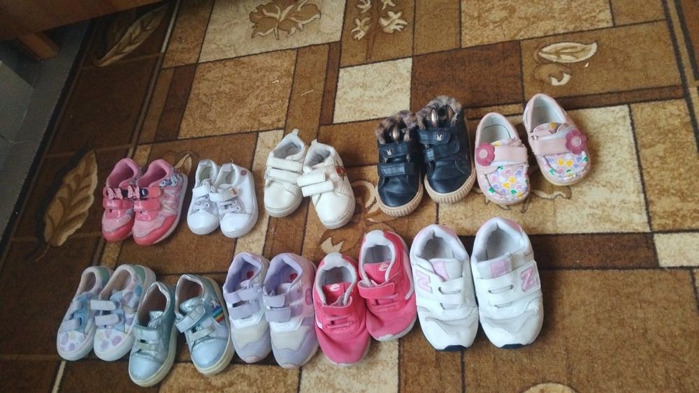 Дитячий одяг: плаття, бодіки, штанішки та взуття