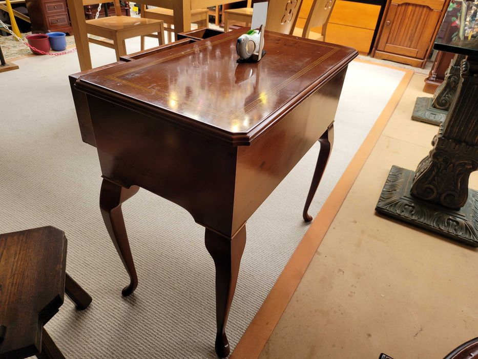 Mesa de apoio em madeira com gavetas - Muito bom esta