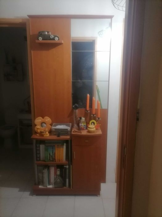 SUPER baixa de preço URGENTE. Cómoda e consolaCadeira ikea e mesa.