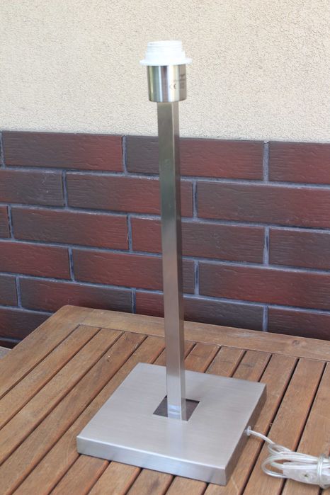 metalowa podstawa lampy stołowej