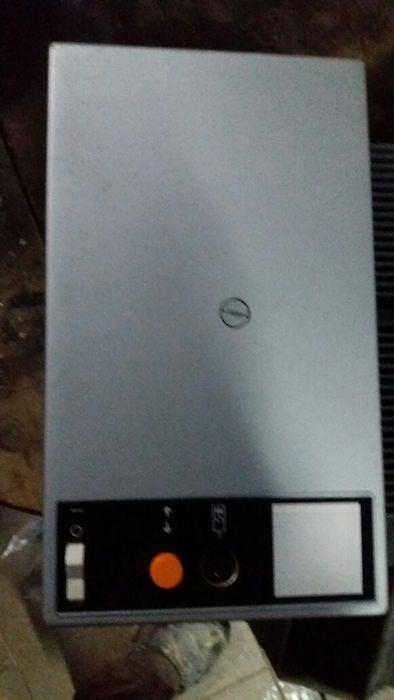 Retroprojector antigo com todas as ligações com com caixa