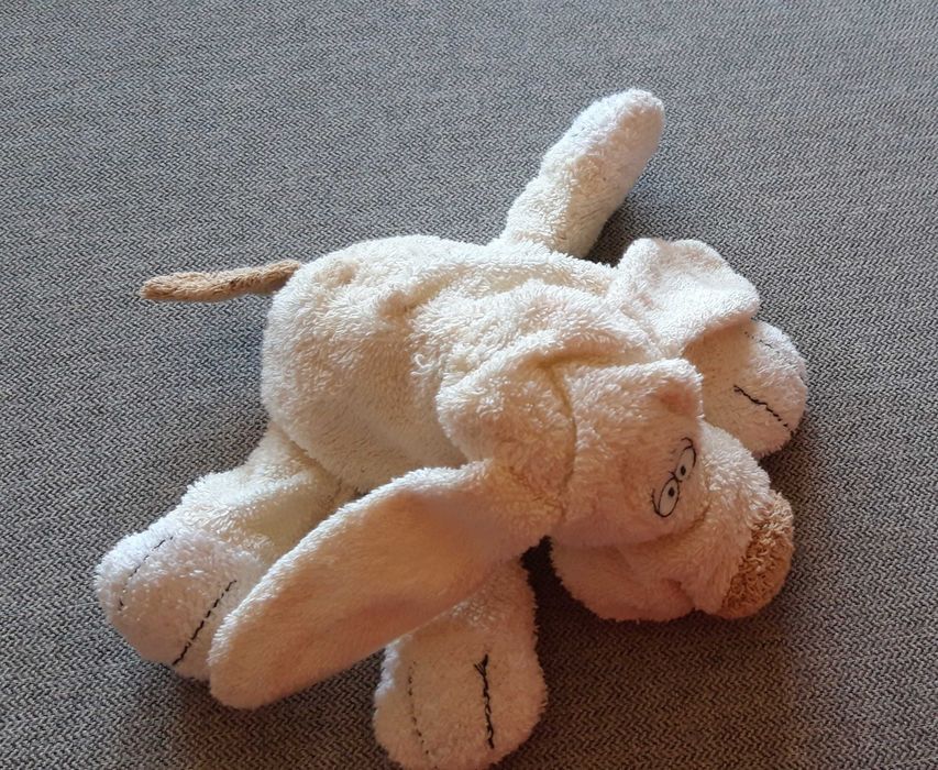 Peluche cãozinho.