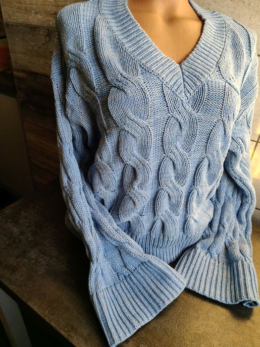 Niebieski sweter oversize warkoczowy, szerokie rękawy, rozmiar M