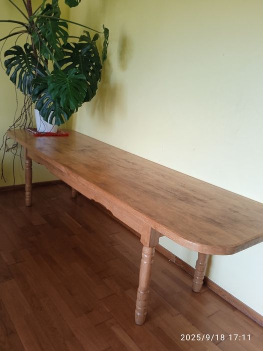 Великий дубовий стіл