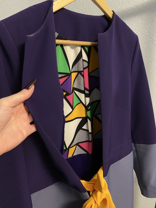 Модне пальто з яскравим акцентом — ідеальний стан!