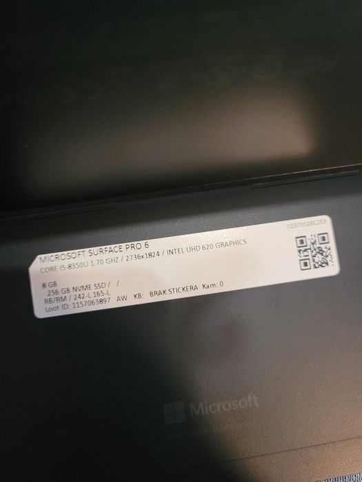 Microsoft Surface Pro 6 8 GB / 256 GB Czarny 1,70 GHZ etui klawiatura