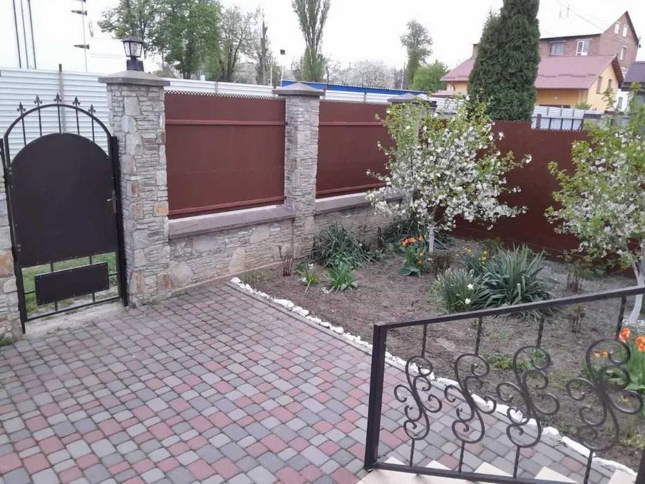 Продаж сучасного будинку з виглядом на озеро