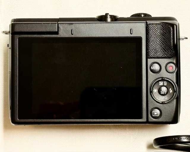 Canon EOS M200 + Kit Completo + 2 Baterias Extra + Cartão SD 8GB